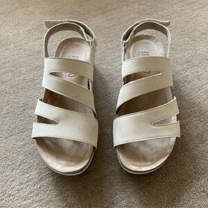 Munro Sawyer Sandals Size 5  - Run Small, Fit Like 4